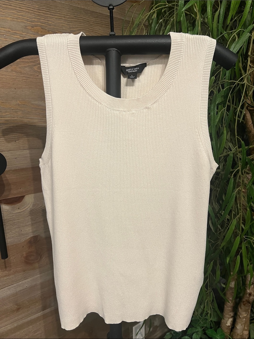 Simply Vera Wang cream ribbed sweater tank. L